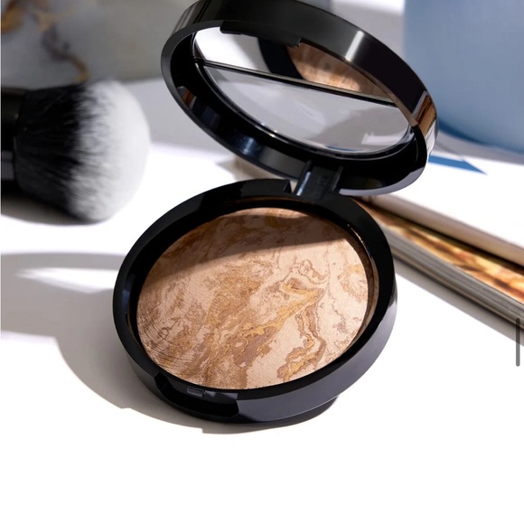 Baked Balance-n-Brighten Color Correcting Foundation - LIGHT - Picture 4 of 6